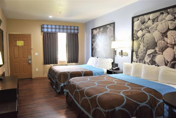 Super 8 by Wyndham Galveston image 14